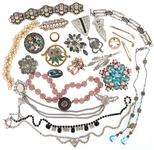 20TH C. LADIES COSTUME JEWELRY - BROOCHES & MORE