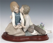LLADRO A PRECOCIOUS COURTSHIP PORCELAIN FIGURINE 5072