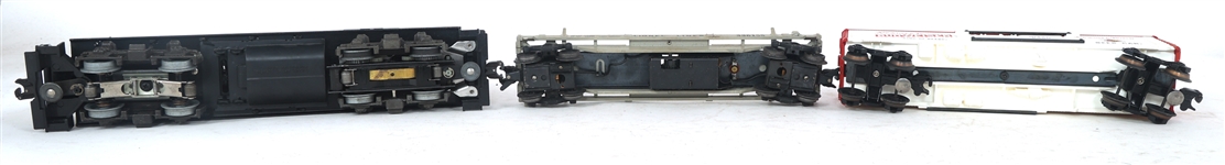 LIONEL O GAUGE MODEL TRAIN LOCOMOTIVE AND CARS