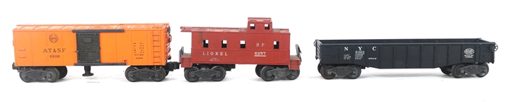 LIONEL O GAUGE MODEL TRAIN LOCOMOTIVE AND CARS