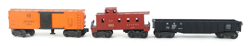 LIONEL O GAUGE MODEL TRAIN LOCOMOTIVE AND CARS
