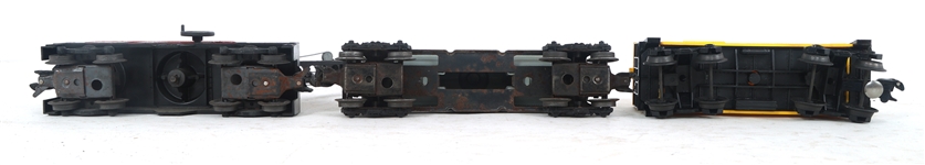 LIONEL O GAUGE MODEL TRAIN CARS & LOCOMOTIVE