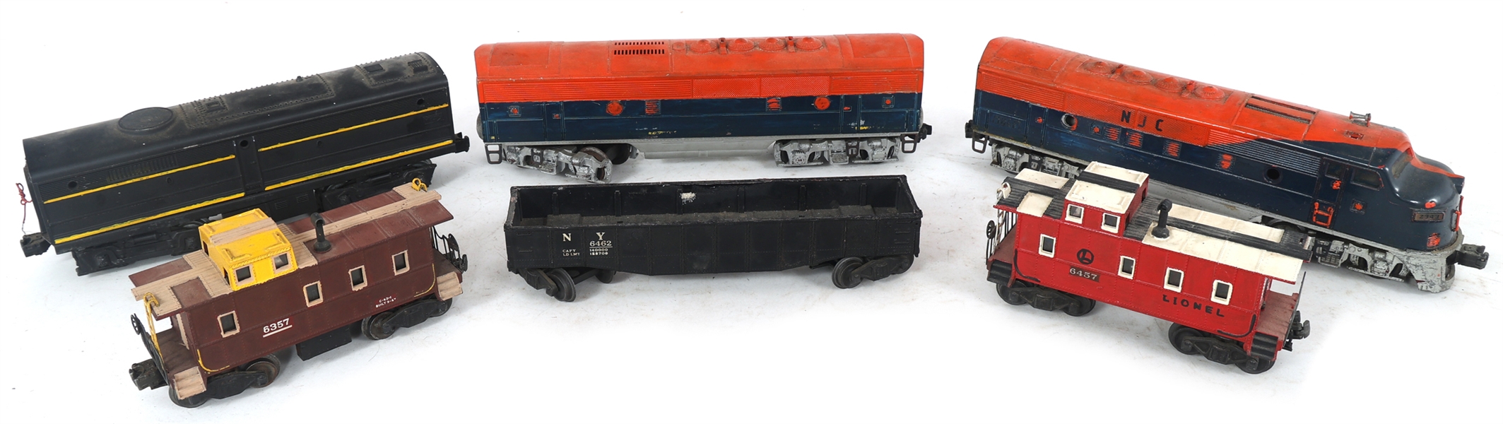 REPAINTED LIONEL O GAUGE MODEL TRAIN CARS & LOCOMOTIVE