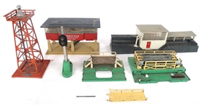 LIONEL O GAUGE MODEL TRAIN ACCESSORIES & BUILDINGS