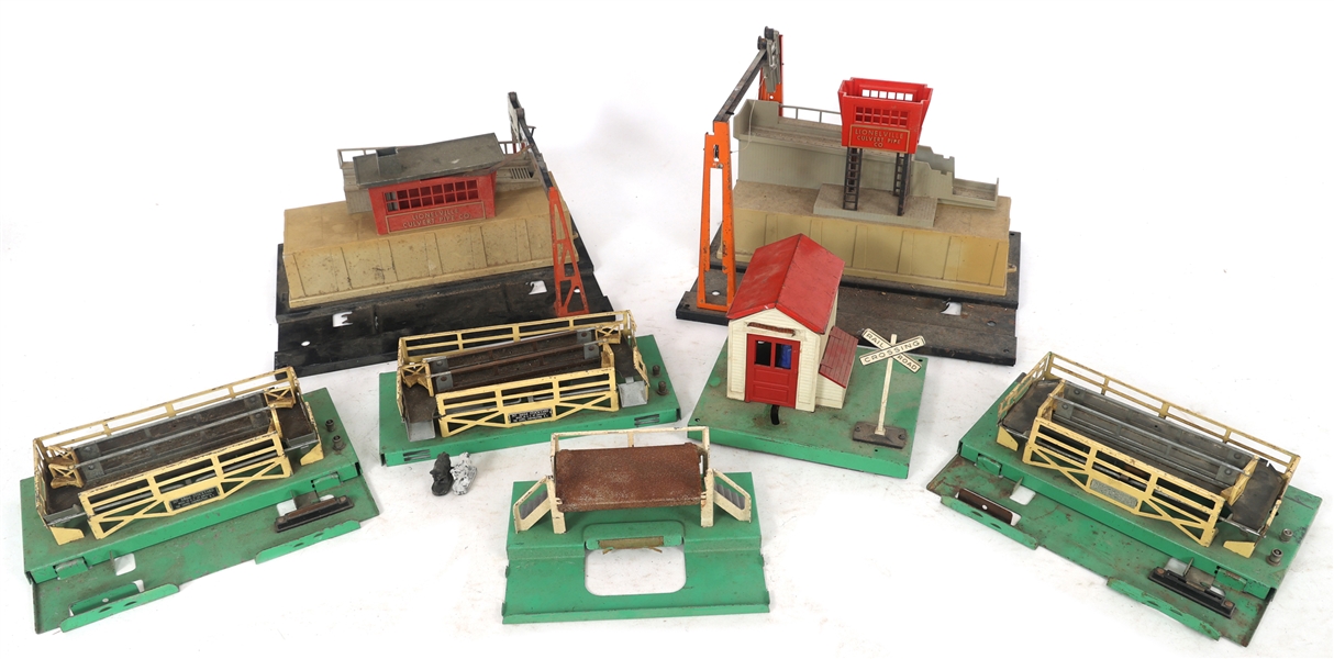 LIONEL O GAUGE MODEL TRAIN ACCESSORIES & BUILDINGS