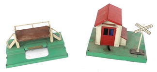 LIONEL O GAUGE MODEL TRAIN ACCESSORIES & BUILDINGS