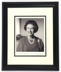 1985 QUEEN ELIZABETH II PHOTOGRAPHER SIGNED PHOTO PRINT