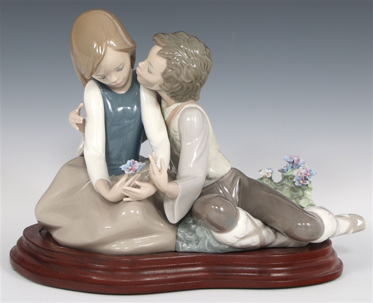 LLADRO A PRECOCIOUS COURTSHIP PORCELAIN FIGURINE 5072