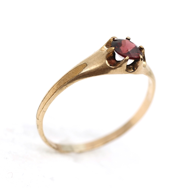 10K YELLOW GOLD GARNET SOLITAIRE RING 