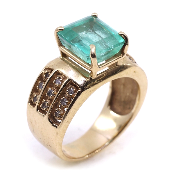 14K YELLOW GOLD EMERALD & DIAMOND FASHION RING