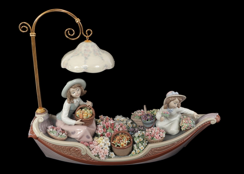 LLADRO PORCELAIN FIGURINE "FLOWERS FOREVER"