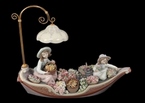 LLADRO PORCELAIN FIGURINE "FLOWERS FOREVER"